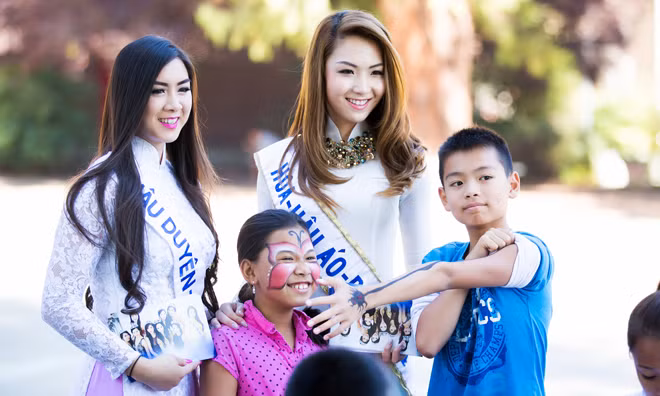Jennifer Chung mặc áo dài duyên dáng đón trung thu bên Mỹ
