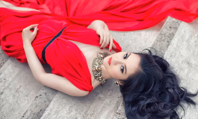 Tristine Trâm Bùi khoe đường cong với đầm dạ hội đỏ rực