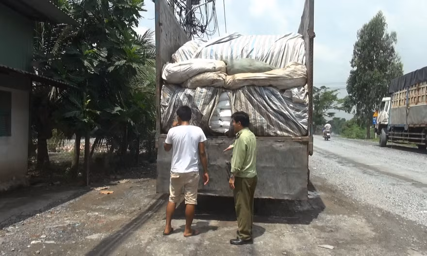 Hàng chục tấn đường cát lậu được ngụy trang bằng các bao phế liệu.