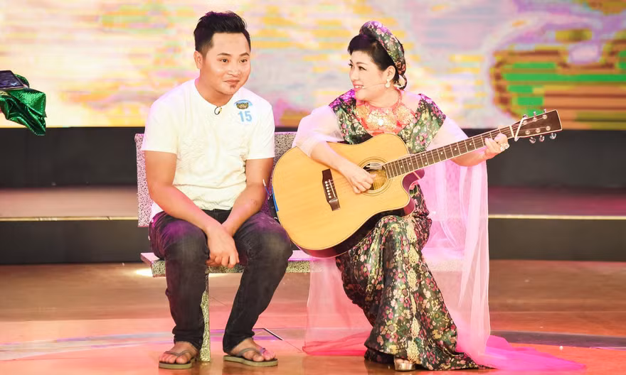 Thanh Thuỷ ôm đàn trong gameshow “Tiếu lâm tứ trụ”.