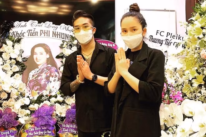Gia đình lập bàn thờ tại nhà riêng, nhiều khán giả, đồng nghiệp gửi hoa tới tiễn biệt ca sĩ Phi Nhung.