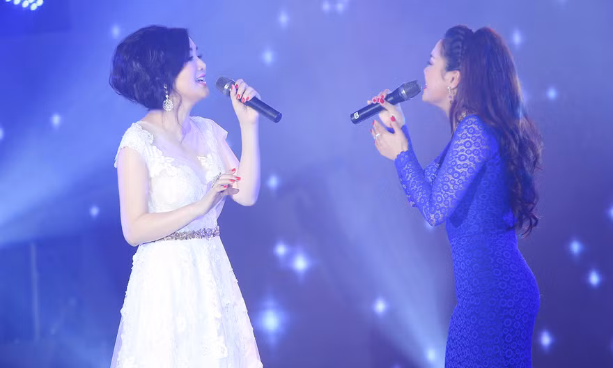 Hoa hậu Giáng My song ca cùng ca sĩ Ngọc Anh trên sân khấu.