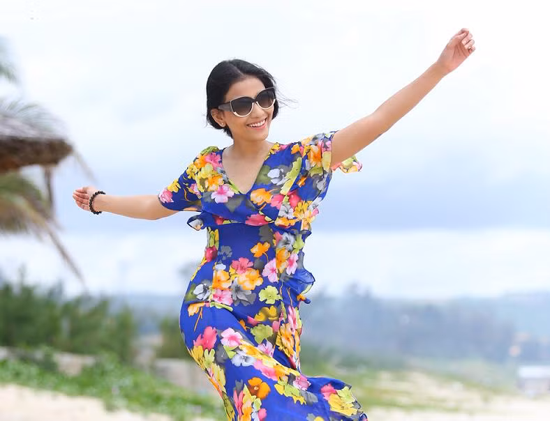 Trương Thị May tung tăng dạo chơi trên bãi biển Phan Thiết.
