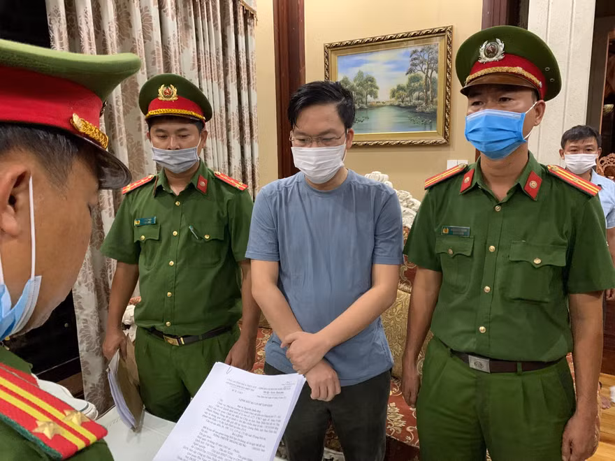Đọc lệnh bắt tạm giam đối với Tống Phước Hoàng Hưng (mặc áo phông, thứ hai từ phải sang)