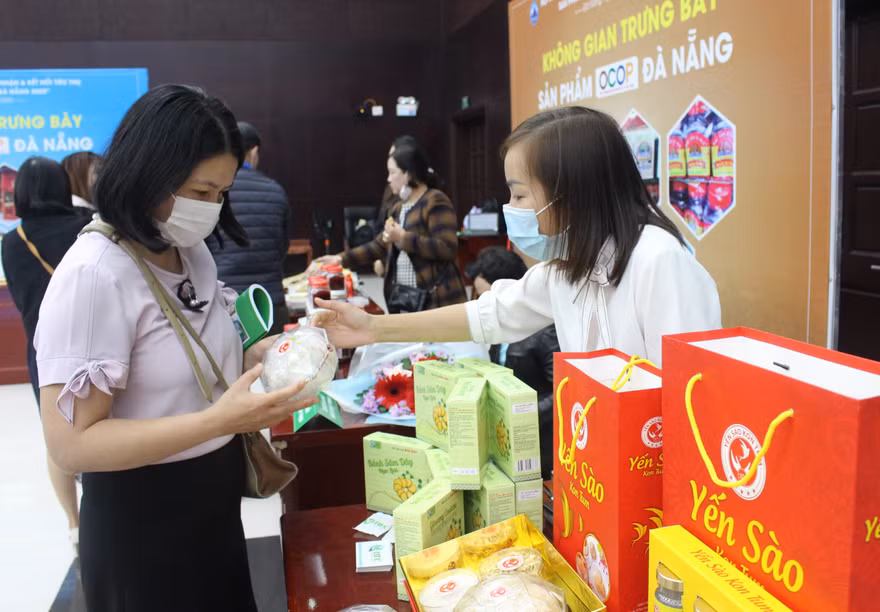 Đây là lần đầu Đà Nẵng trao giấy chứng nhận cho các sản phẩm OCOP. Đợt này, có 18 sản phẩm được công nhận sản phẩm OCOP cấp thành phố, gồm 7 sản phẩm được công nhận và phân hạng 4 sao; 11 sản phẩm OCOP phân hạng 3 sao