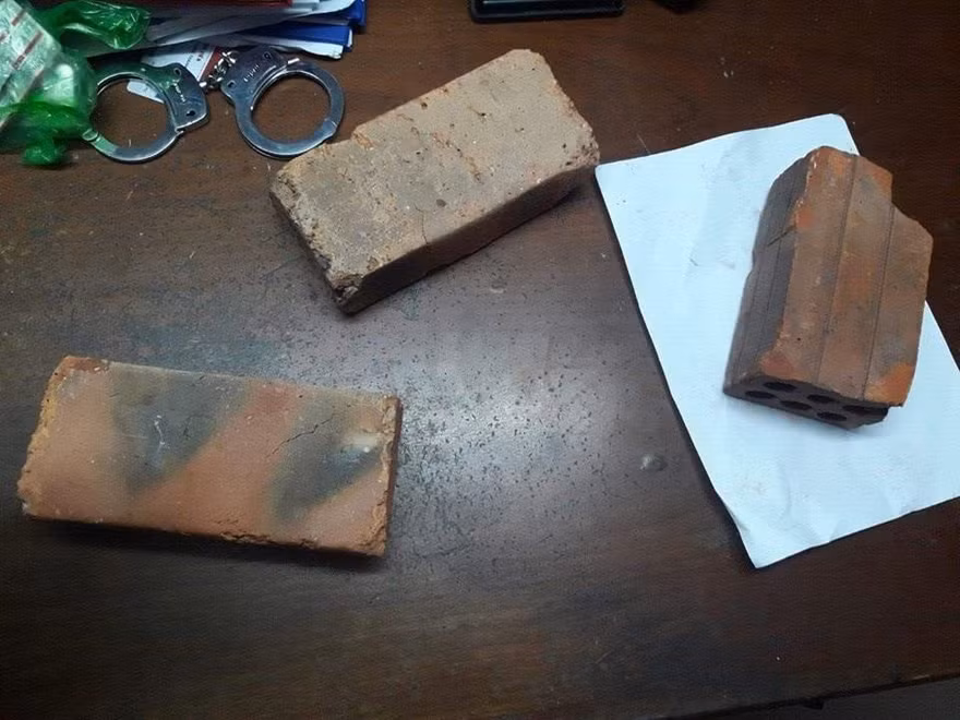 Ba viên gạch mà 2 đối tượng ném vào lực lượng công an đang làm nhiệm vụ. 