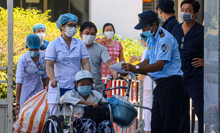Bệnh nhân bệnh viện C Đà Nẵng được y bác sĩ tiễn ra tận cổng sau khi bệnh viện này được dỡ bỏ phong toả. Ảnh: Nguyễn Thành
