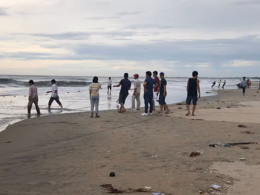 Lực lượng chức năng và người dân nổ lực tìm kiếm thi thể học sinh còn lại bị mất tích. 