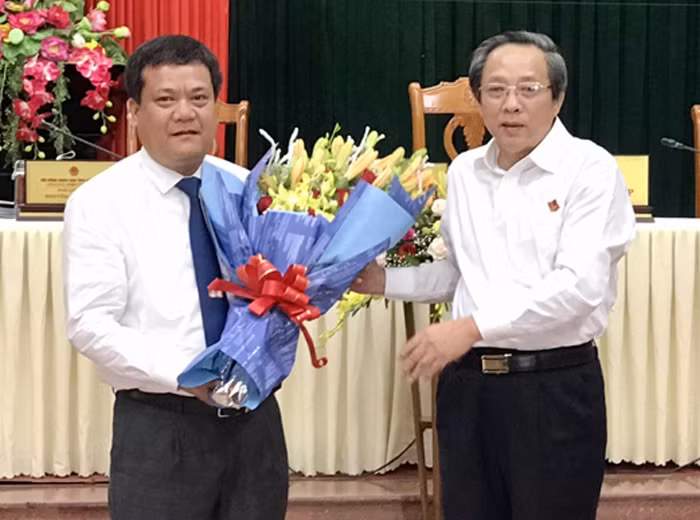 Tân Phó chủ tịch UBND tỉnh Quảng Bình Trần Phong (bìa trái). Ảnh: Thông tấn xã Việt Nam
