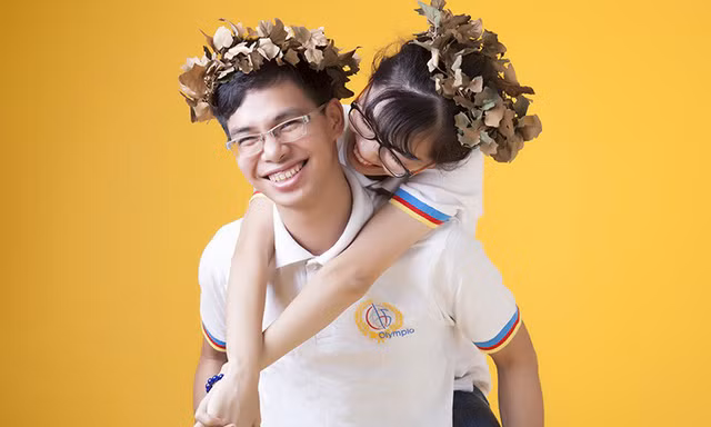 Hai chiếc vòng nguyệt quế của Dũng vừa vặn đủ cho cả hai người.
