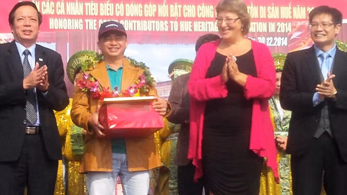 Ông Đặng Đình Nguyên (thứ hai từ trái sang, đến từ tỉnh Đồng Nai) trở thành vị khách thứ 30 triệu tham quan di tích Cố đô Huế kể từ năm 1994