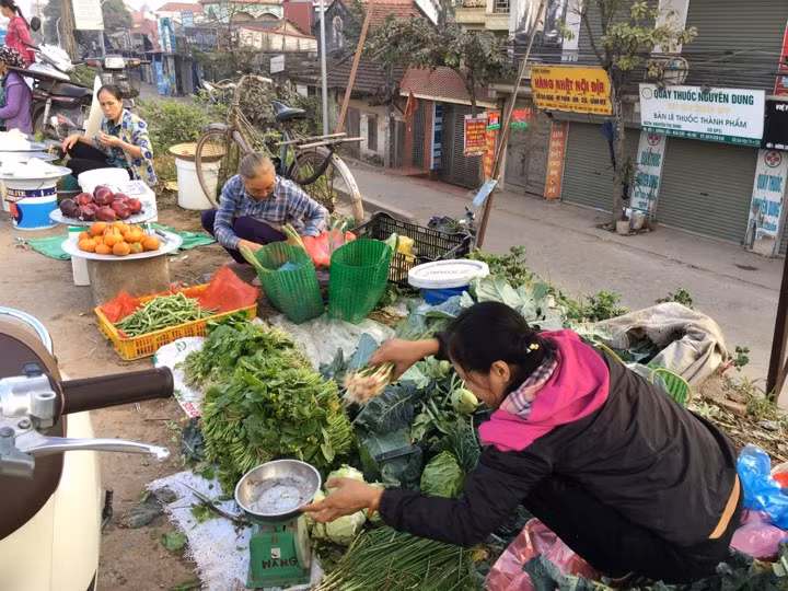 Giá rau xanh rớt giá so với trước Tết. Ảnh: Đ.H