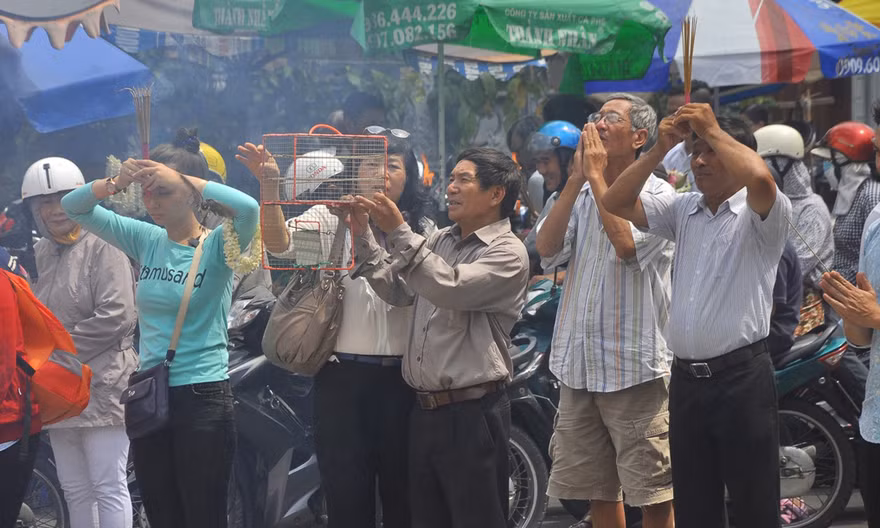 Người dân thả chim phóng sanh trong ngày lễ Vu Lan báo hiếu.