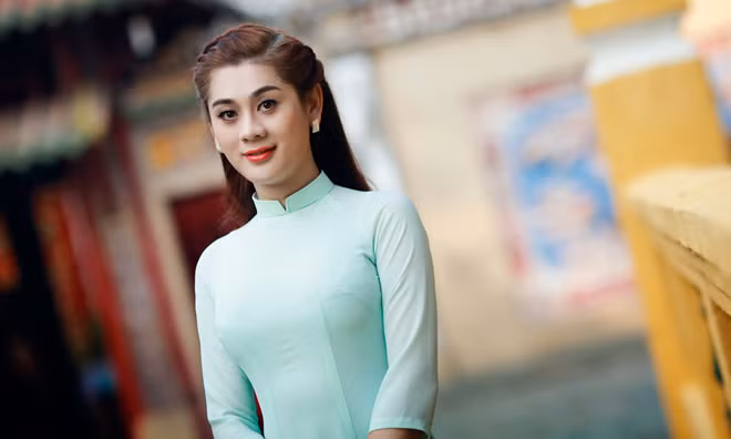 Chán khoe ngực, Lâm Chi Khanh kín đáo với áo dài