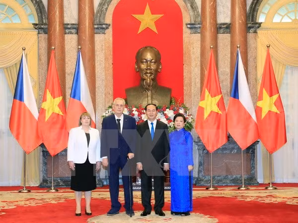 Chủ tịch nước Trần Đại Quang và Phu nhân chụp ảnh chung với Tổng thống Milos Zeman và Phu nhân tại Lễ đón. (Ảnh: Nhan Sáng/TTXVN)