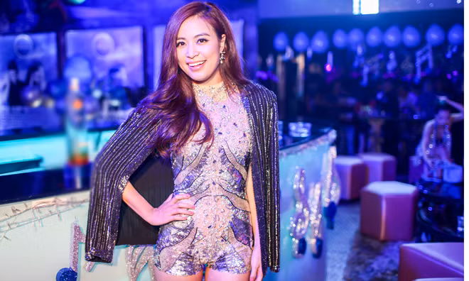 Hoàng Thùy Linh gợi cảm bất chấp gió lạnh đầu mùa