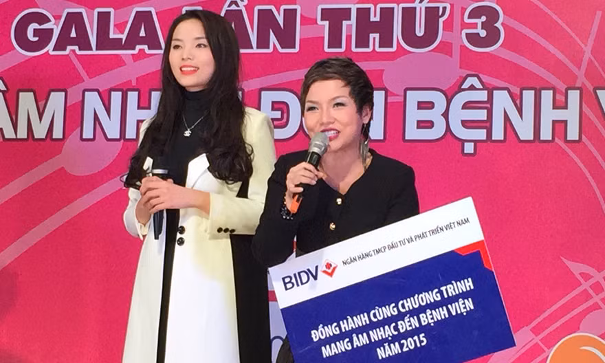 Hoa hậu Kỳ Duyên đồng hành cùng chương trình 'Mang âm nhạc đến bệnh viện' năm 2015.