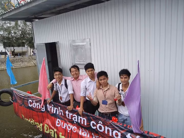 Nhóm sinh viên ĐH Tôn Đức Thắng bên cạnh ngôi nhà chống lũ thông minh
