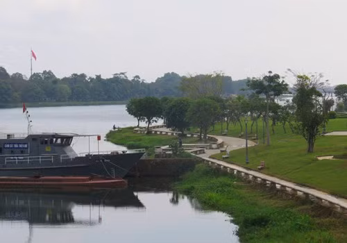Phối cảnh bức tượng "Người đàn ông cúi đầu" ở công viên Lý Tự Trọng