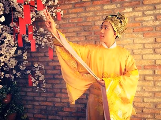 Trấn Thành chia sẻ những hình ảnh trong trang phục cổ trang khiến fans thích thú.
