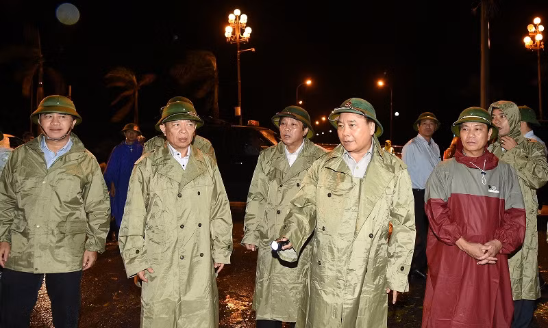 Thủ tướng thị sát tình hình thiệt hại tại thành phố Đồng Hới tối 15/9. Ảnh: VGP/Quang Hiếu