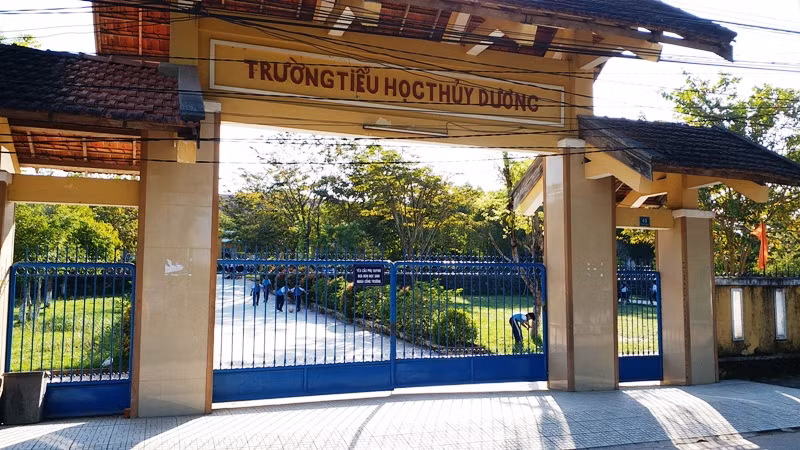 Lãnh đạo Trường Tiểu học Thủy Dương cho biết, luôn tạo điều kiện cho cô H.M với lý do xin nghỉ dạy chính đáng và bảo đảm thủ tục theo quy định