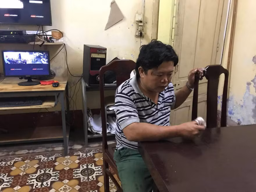 Đối tượng Quang bị công an bắt giữ sau khi đâm chết người