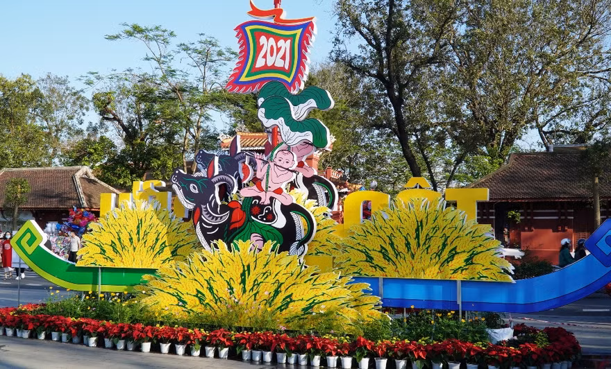 Những sắc hoa bao quanh tạo hình năm Tân Sửu 2021.