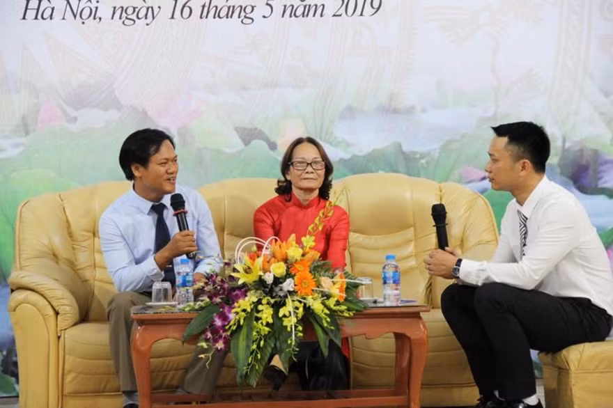 Thầy giáo Trần Văn Toản (bên trái) đạt giải nhất cuộc thi viết “Những tấm gương tâm huyết, sáng tạo học và làm theo lời Bác” lần thứ II, năm học 2018-2019 do Báo Giáo dục và Thời đại phối hợp với Công đoàn Giáo dục Việt Nam (Bộ GD&ĐT) tổ chức, đang giao lưu với nhân vật trong bài viết của mình - ảnh báo L.Đ