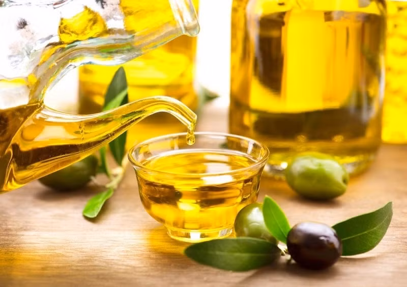 Đây là loại chất béo tốt cho tim mạch. Dầu oliu có thể làm giảm những tác động của cholesterol xấu đối với cơ thể. Ảnh: Internet