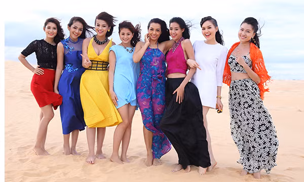 Thúy Hằng khoe dáng cùng dàn thí sinh Miss Ngôi Sao