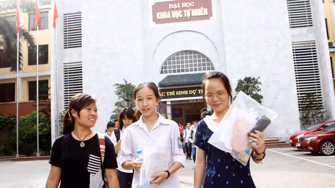 Thí sinh sau giờ thi môn Vật lí tại trường Đại học Khoa học Tự nhiên (Đại học Quốc gia Hà Nội). Ảnh: Như Ý