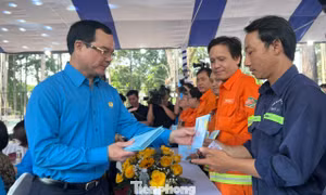 Cả nghìn người lao động TPHCM nô nức tham gia chợ Tết Công đoàn