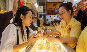 Lý do nhiều người dồn tiền mua vàng trang sức 