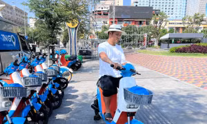 'Bão' giá xăng dầu: Người dân mê xe điện, chuộng giao thông công cộng