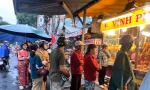 Rồng rắn đội mưa chờ mua heo quay cúng Thần tài 