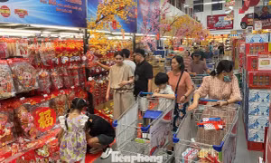 Vừa mở cửa, người dân đã chen chân vào siêu thị sắm Tết
