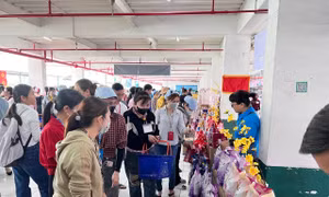 Công ty đông lao động nhất TPHCM thưởng Tết ra sao?