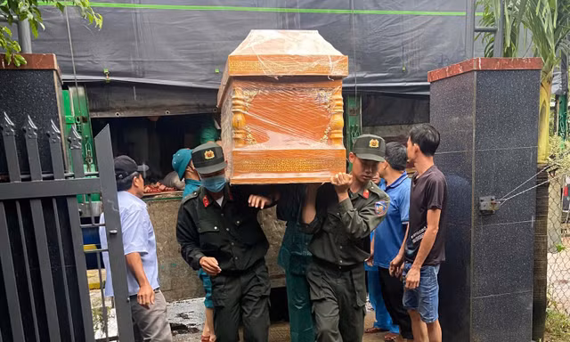 Chuyến hàng cứu trợ mà người cho không muốn cho, người nhận không muốn nhận