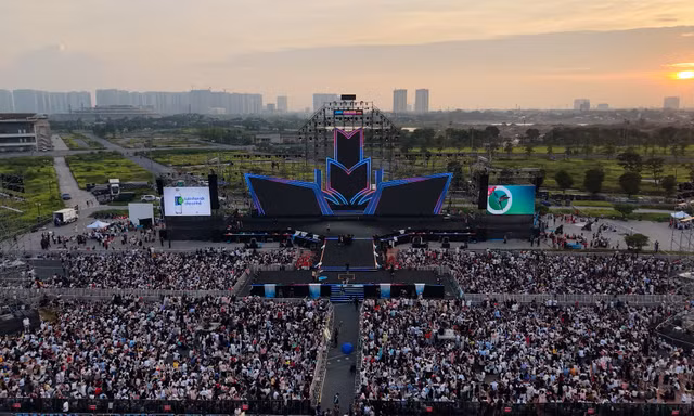 Biển người chờ đón concert Thanh xuân