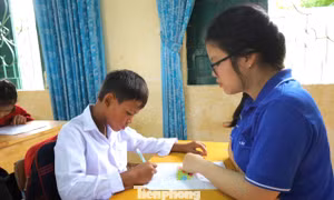 Nữ sinh 5 tốt biến ngoại ngữ thành cầu nối hội nhập