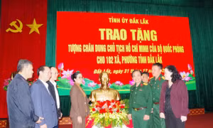 Bộ Quốc phòng tặng 102 tượng chân dung Chủ tịch Hồ Chí Minh cho Đắk Lắk