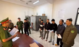 Đánh nhau với hàng xóm, vợ chồng và con trai cùng bị khởi tố