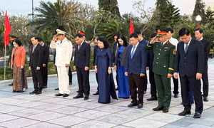 Đoàn đại biểu tỉnh Đắk Lắk dự Đại hội XIV của Đảng dâng hương viếng các Anh hùng liệt sĩ