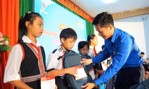Trao học bổng tiếp sức học sinh, sinh viên Đắk Lắk vượt khó