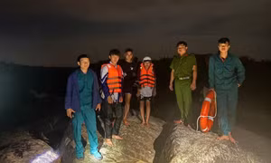 Hai học sinh mắc kẹt trên sông Ba khi thủy điện xả lũ