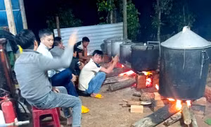 Tất bật gói bánh chưng, nấu xôi tiếp tế vùng lũ