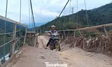 Kinh hãi cảnh người dân liều mình đi lại trên cầu treo vẹo vọ ở Lào Cai 