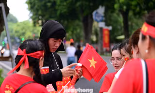 Bạn trẻ xuống đường làm thêm ngày tổng hợp luyện diễu binh, diễu hành