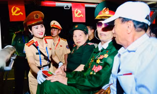 Thiếu tá Vũ Thị Thanh Nga ân cần trò chuyện, hỏi thăm các cựu chiến binh, người có công về dự lễ. Ảnh: Xuân Tùng